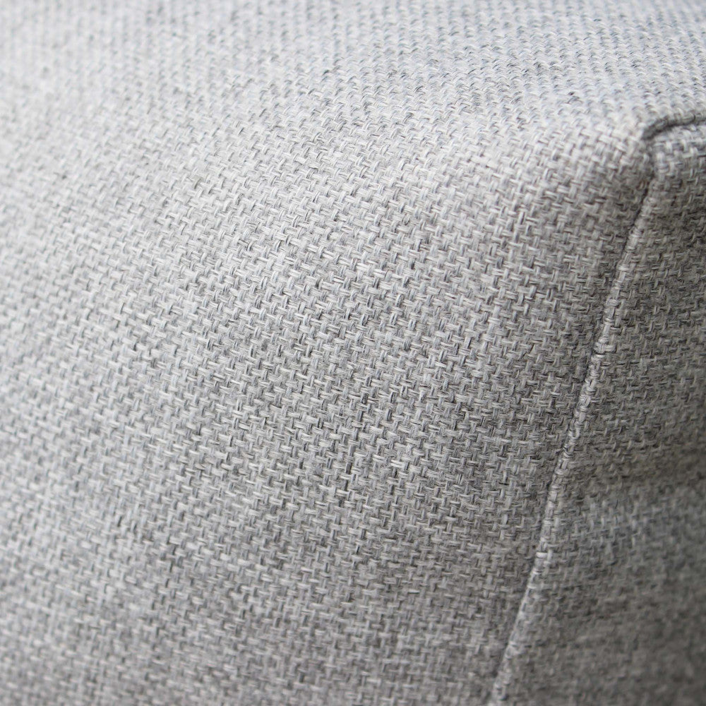 Primo piano dei cuscini  del salotto Surabaya, che evidenzia la finitura e il design essenziale