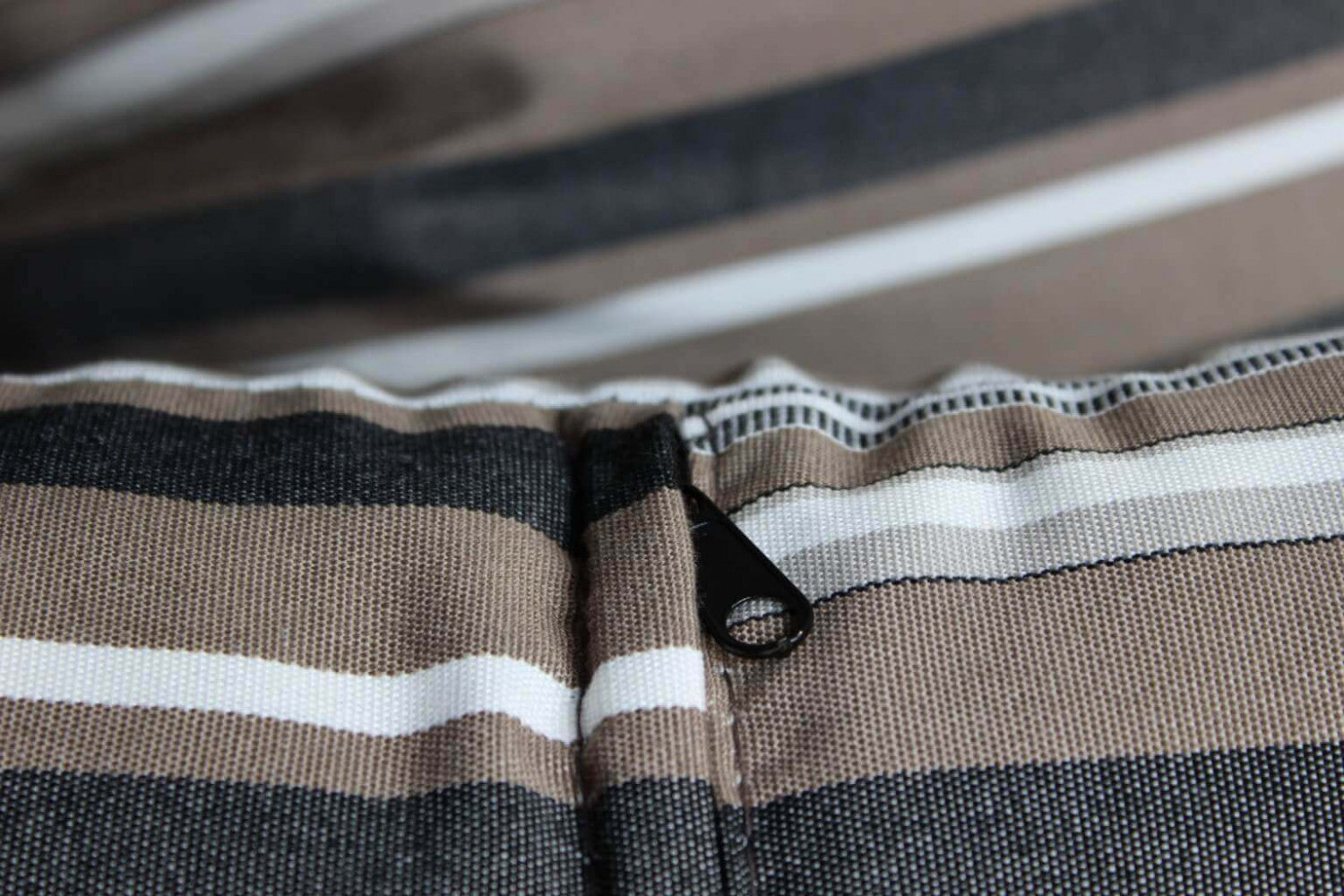 Primo piano dei cuscini sfoderabili del Conchiglione Brasile, che evidenzia la finitura del materiale con protezione UV