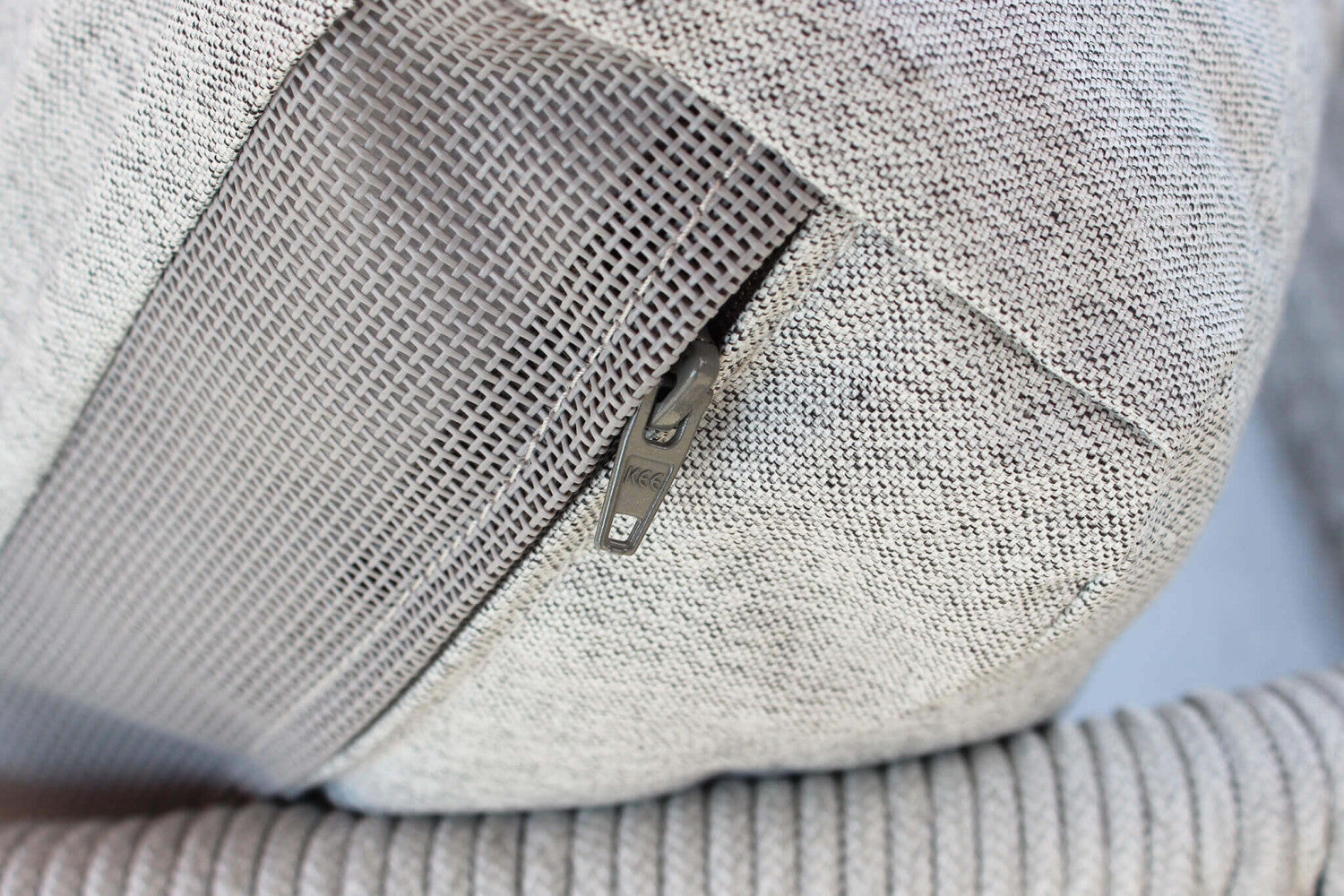 Primo piano dei cuscini sfoderabili del salotto Seychelles, che evidenzia la lavorazione intrecciata della corda in textilene e la finitura dell'alluminio