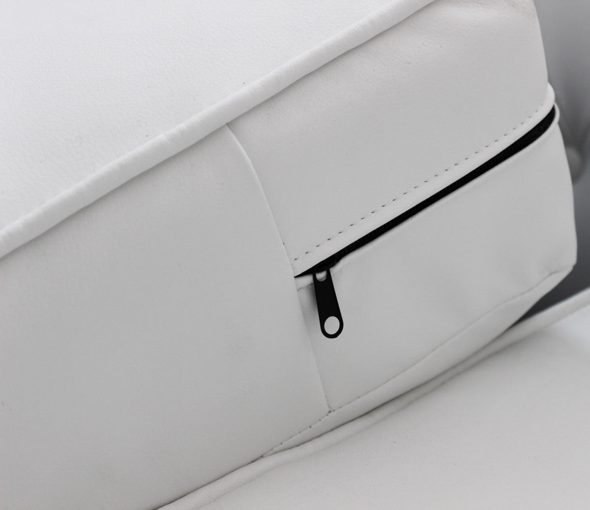 Primo piano dei cuscini sfoderabili  del divano Chesterfield.