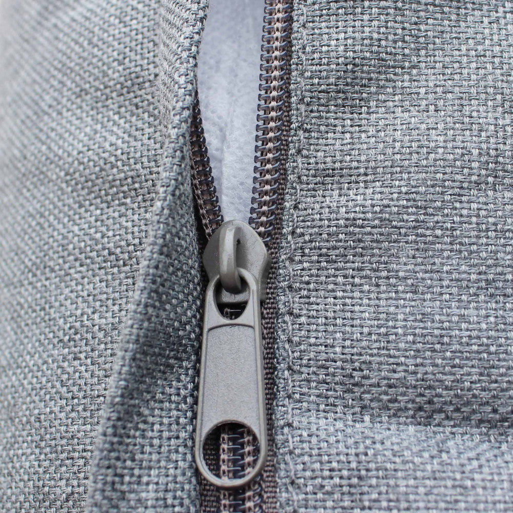 Primo piano dei cuscini sfoderabili del salotto Surabaya, che evidenzia la finitura e il design essenziale