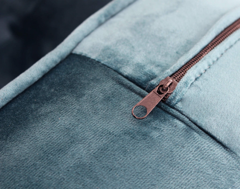 Primo piano dei cuscini sfoderabili del divano Chesterfield, che evidenzia la texture e i bottoni.