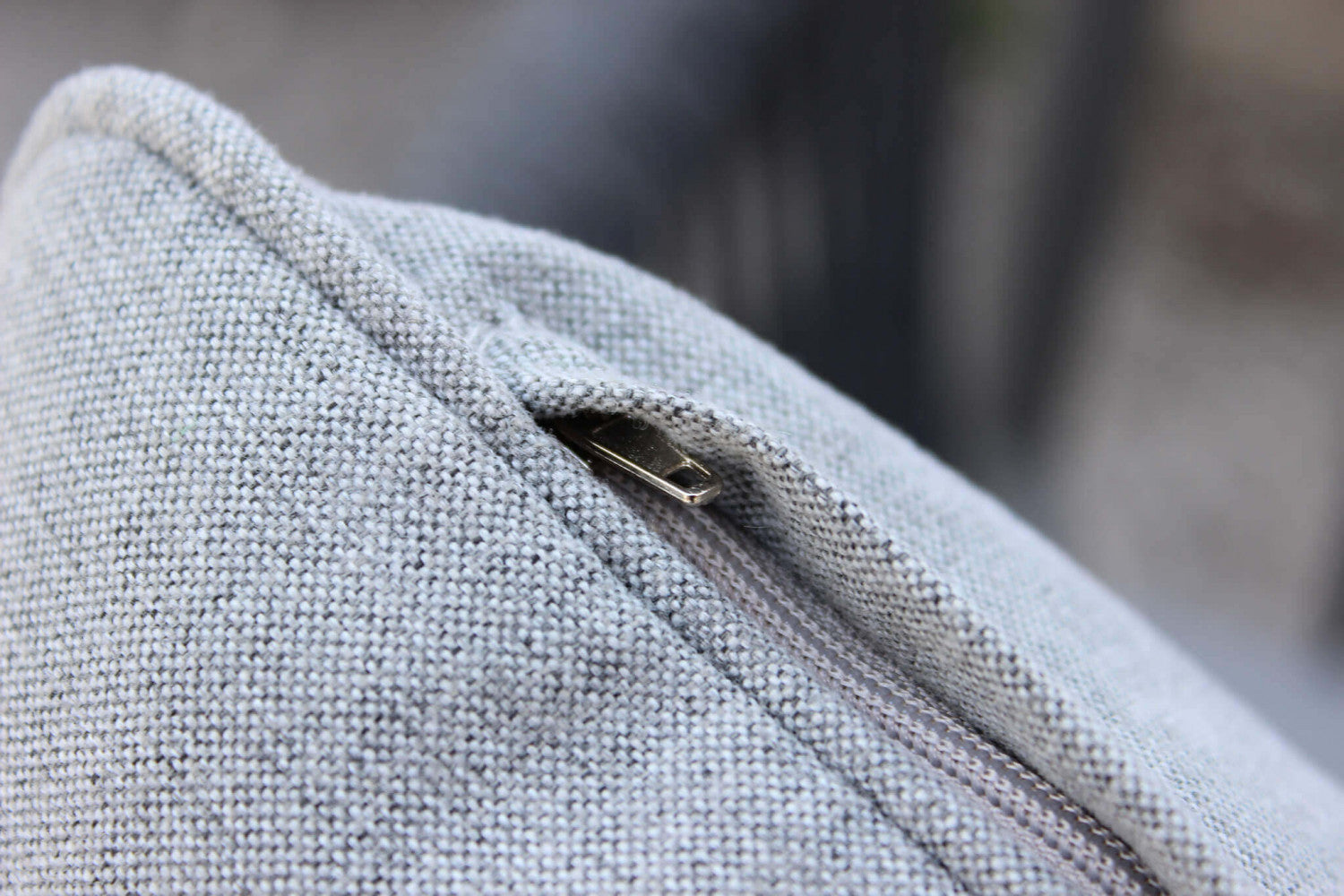 Primo piano del cuscino sfoderabile del salotto Mumbai, che evidenzia l'intreccio della corda tonda sintetica e lo spessore del cuscino