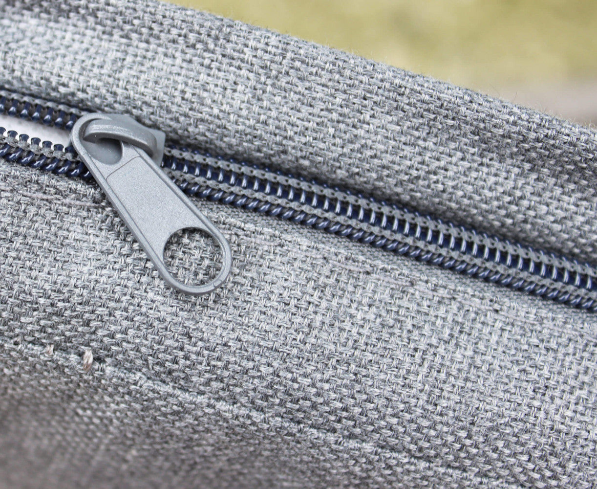 Primo piano di un cuscino sfoderabile  del salotto Mombasa, che evidenzia la finitura e il design pulito