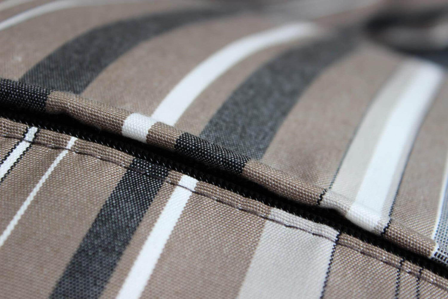 Primo piano dei cuscini sfoderabili del Conchiglione Brasile, che evidenzia la finitura del materiale con protezione UV