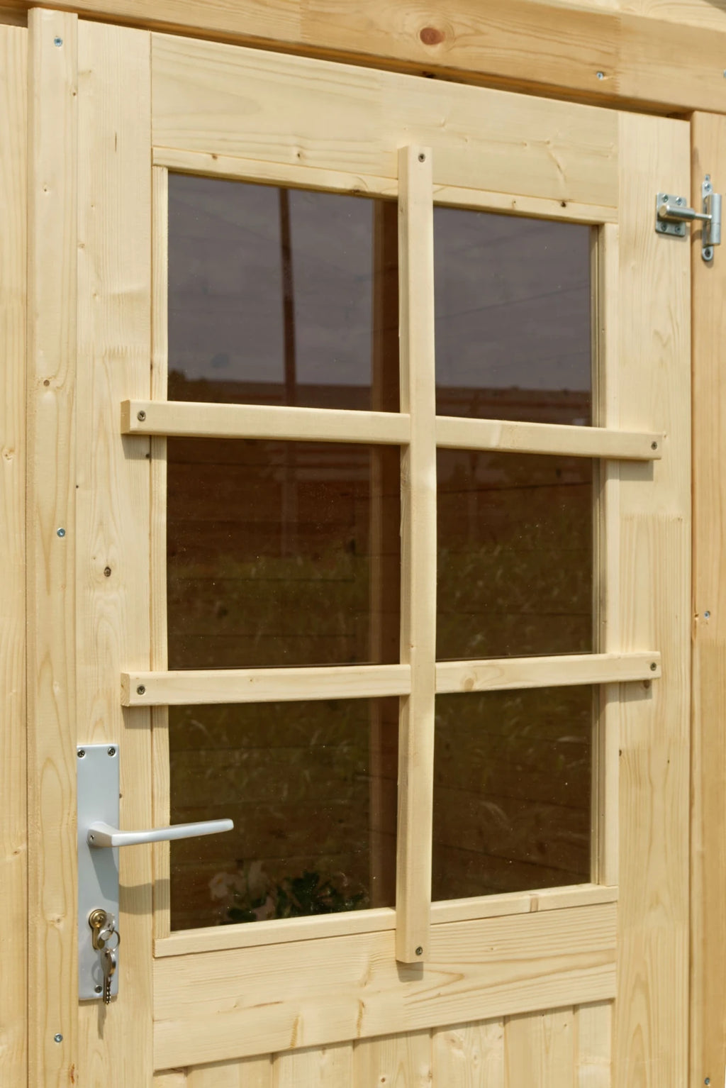 Dettaglio della porta con finestre in vetro della casetta Astrid