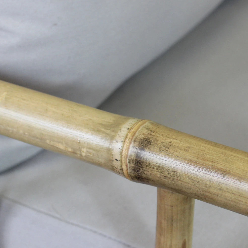 Primo piano della robusta struttura in legno di bamboo del Divano Margarita, che evidenzia la finitura naturale.