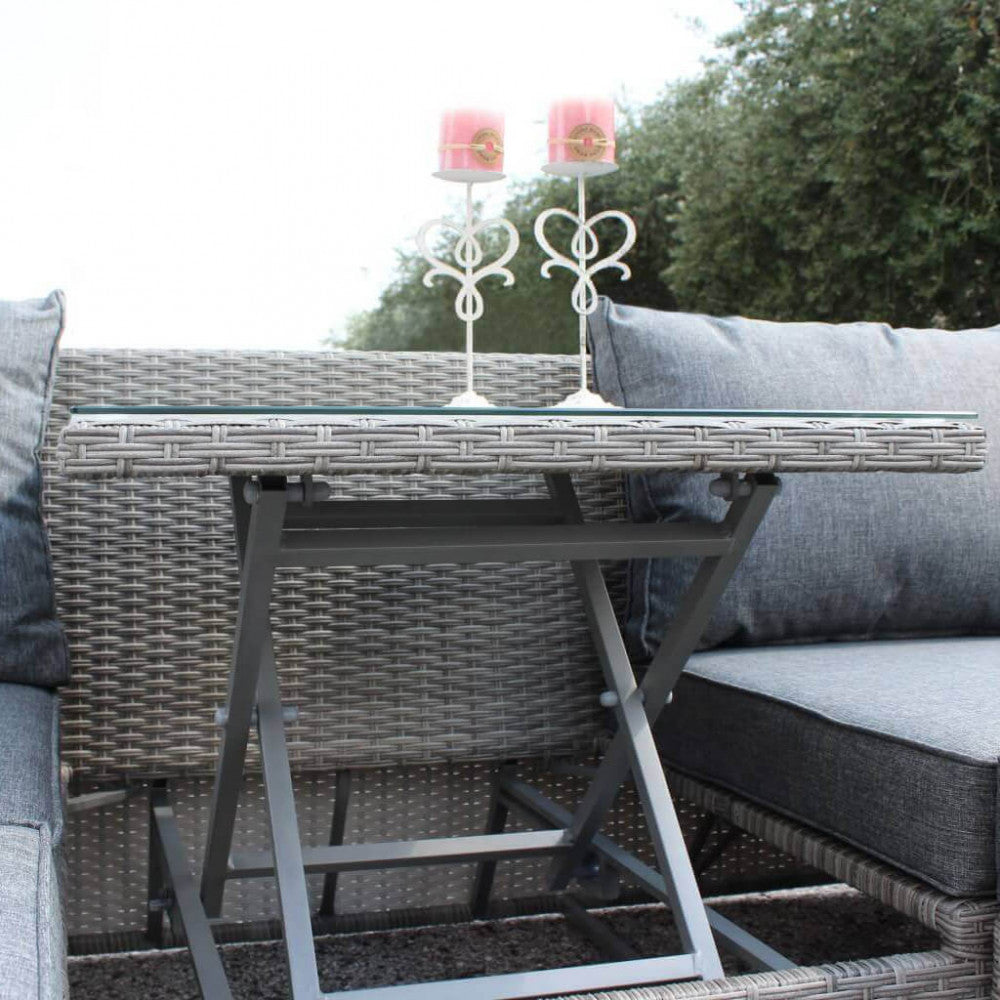 Primo piano del tavolino estraibile al centro del divano Perù, che mostra il piano in vetro e la funzionalità del prodotto.