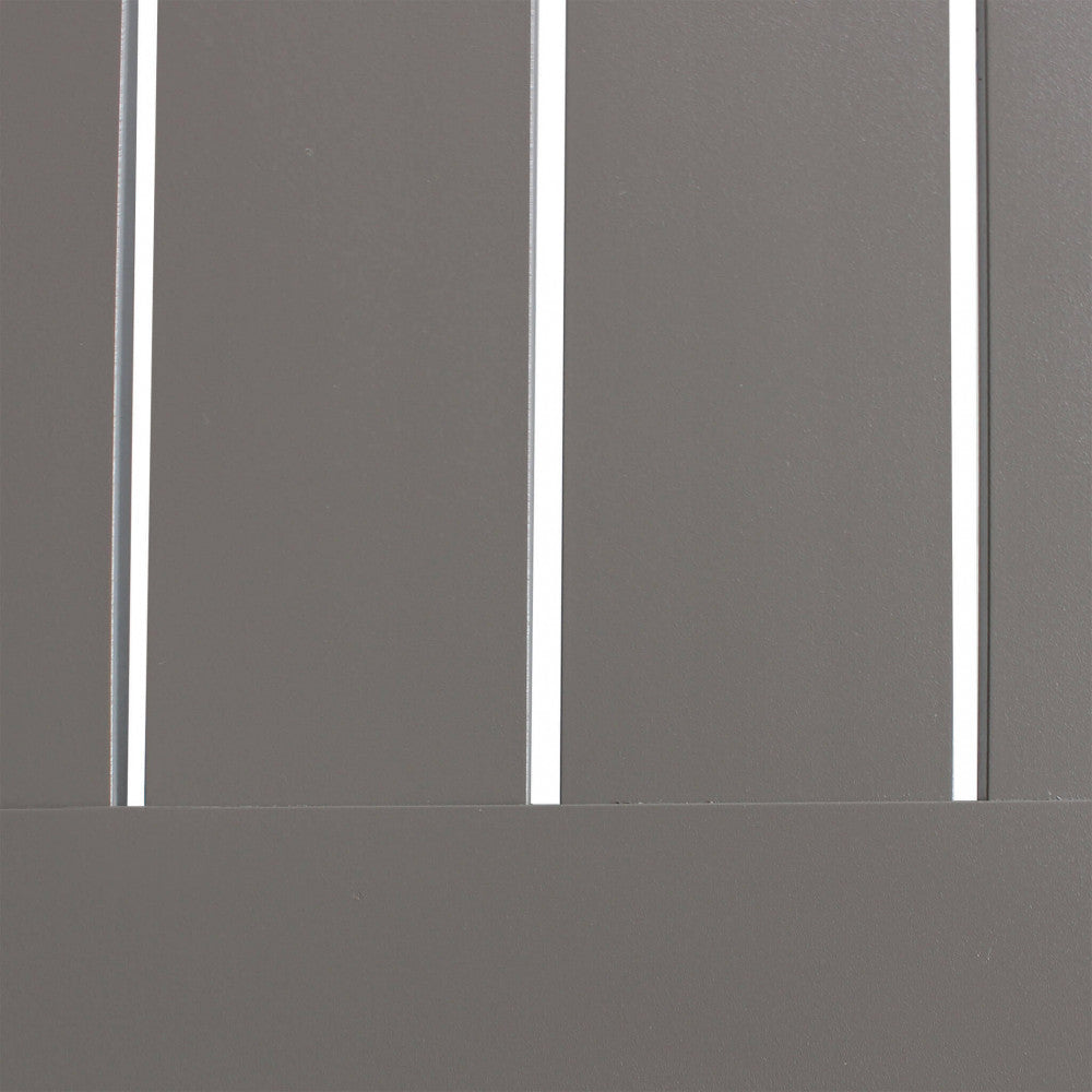 Dettaglio delle doghe del Tavolo Milo 150x90 cm in alluminio taupe, ambientato su una terrazza con sedie abbinate, che ne evidenzia il design pulito e la stabilità | Albert Stock