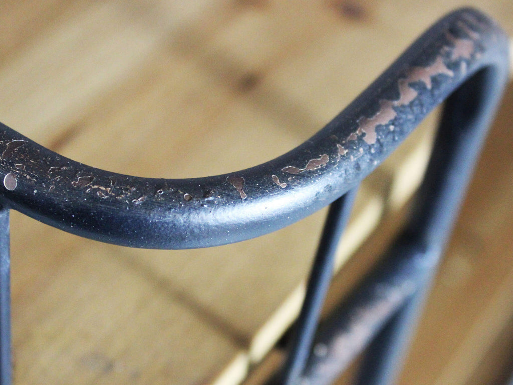 Dettaglio Ferro Libreria Alban con tre ripiani spaziosi per libri e oggetti decorativi | Albert Stock