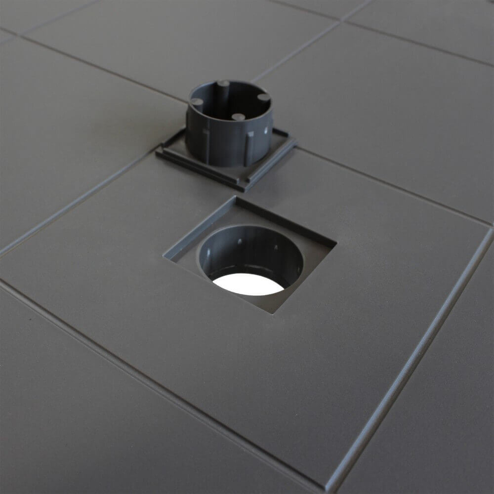 Dettaglio Foro Ombrellone Tavolo da giardino Dallas 80x80 cm fisso, in plastica stampata effetto wicker color marrone, ideale per esterni | Albert Stock