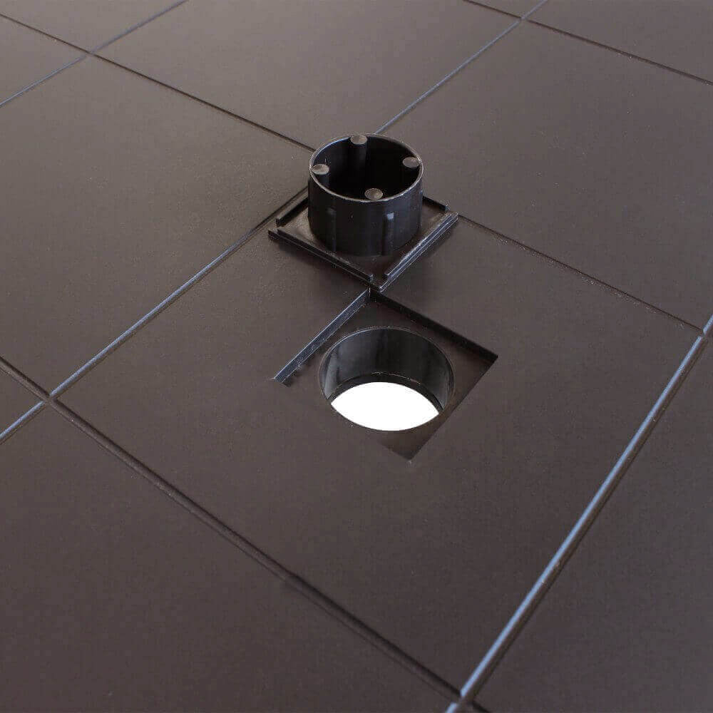 Dettaglio del Foro per Ombrellone per Tavolo da giardino Dallas 80x80 cm fisso, in plastica stampata effetto wicker color marrone, ideale per esterni | Albert Stock