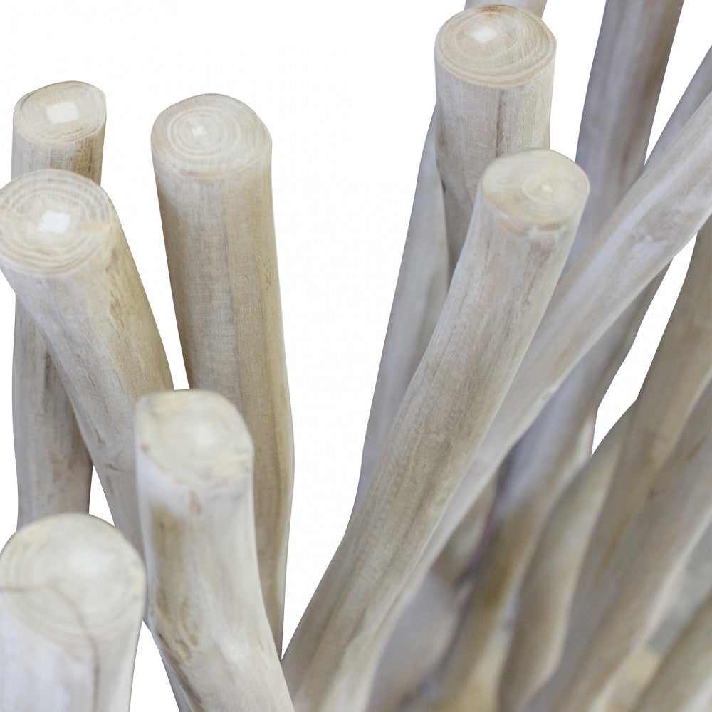 Primo piano dei rami di teak che compongono il Frangivento Michael, mostrando la texture e le venature del legno naturale | Albert Stock