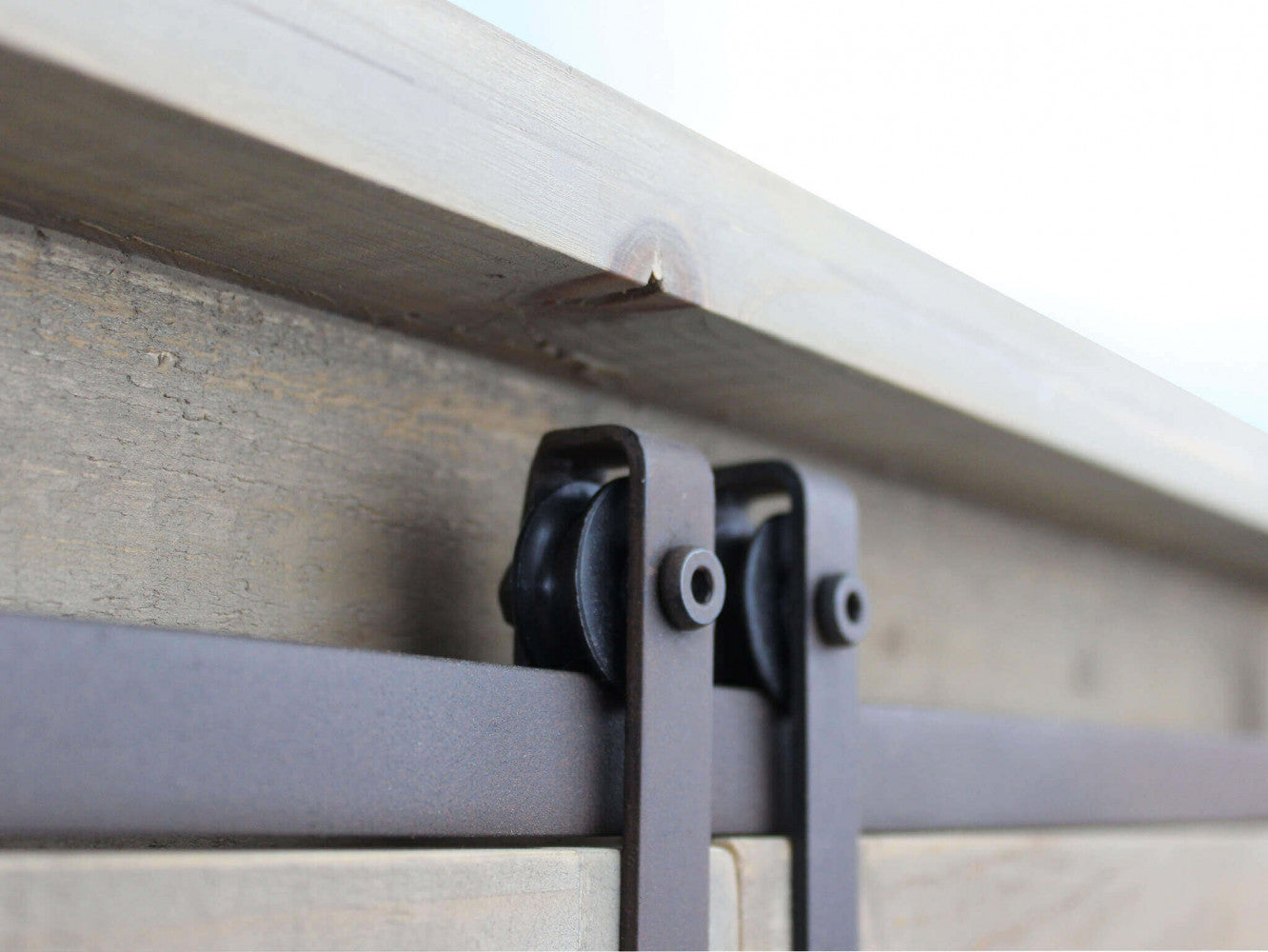 Dettaglio Guide Scorrevoli del Mobile Ethan, un arredo robusto in legno e metallo con design contemporaneo | Albert Stock