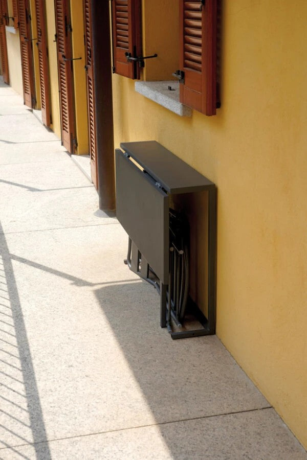 Dettaglio ingombro del tavolo del set balcone BSF04 ripiegato e fissato a parete, che mostra l'ingombro minimo e il meccanismo di risparmio spazio | Albert Stock