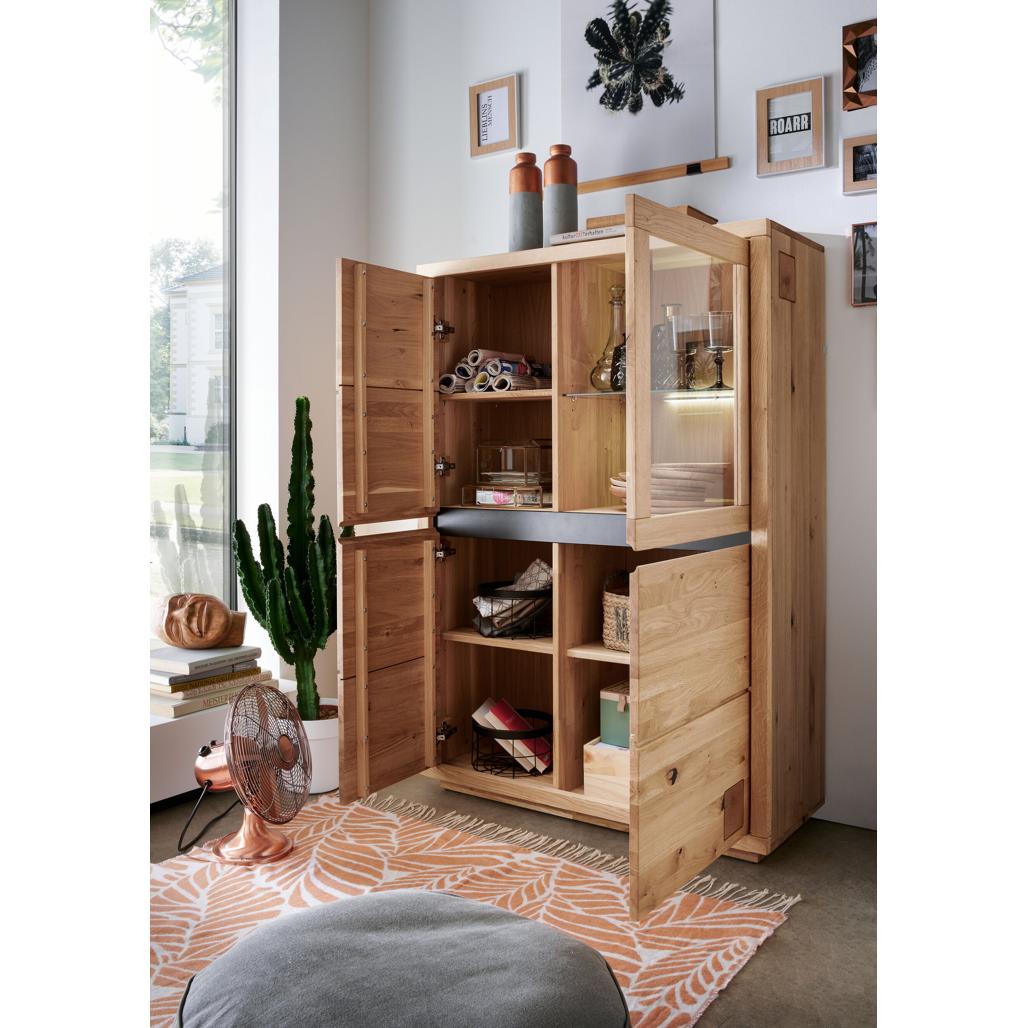 Vista degli spazi interni della credenza Fende I ambientata in salotto, che mostra i ripiani dietro le ante in legno e in vetro per un'organizzazione ottimale | Albert Stock

