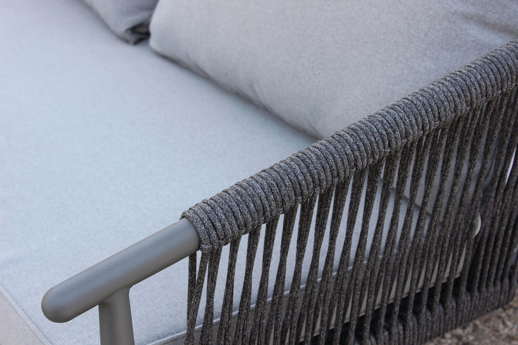 Primo piano del bracciolo di una poltrona del salotto Mumbai, che evidenzia l'intreccio della corda tonda sintetica e lo spessore del cuscino