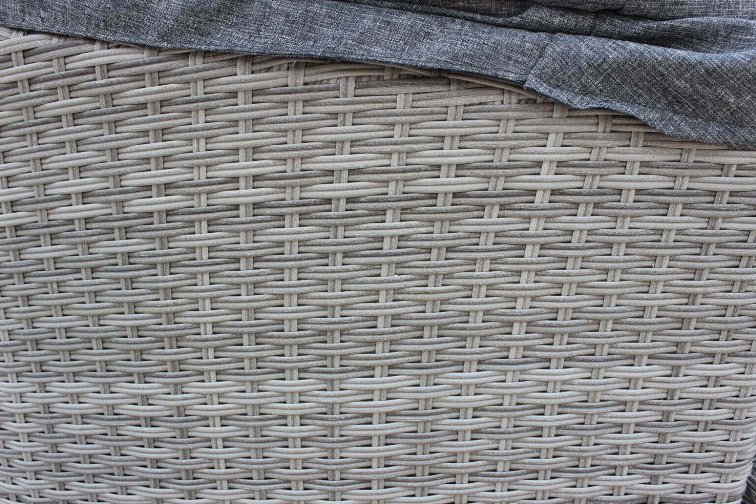 Primo piano della trama in wicker grigio del Conchiglione Brasile visto dal retro, che evidenzia la finitura del materiale con protezione UV.