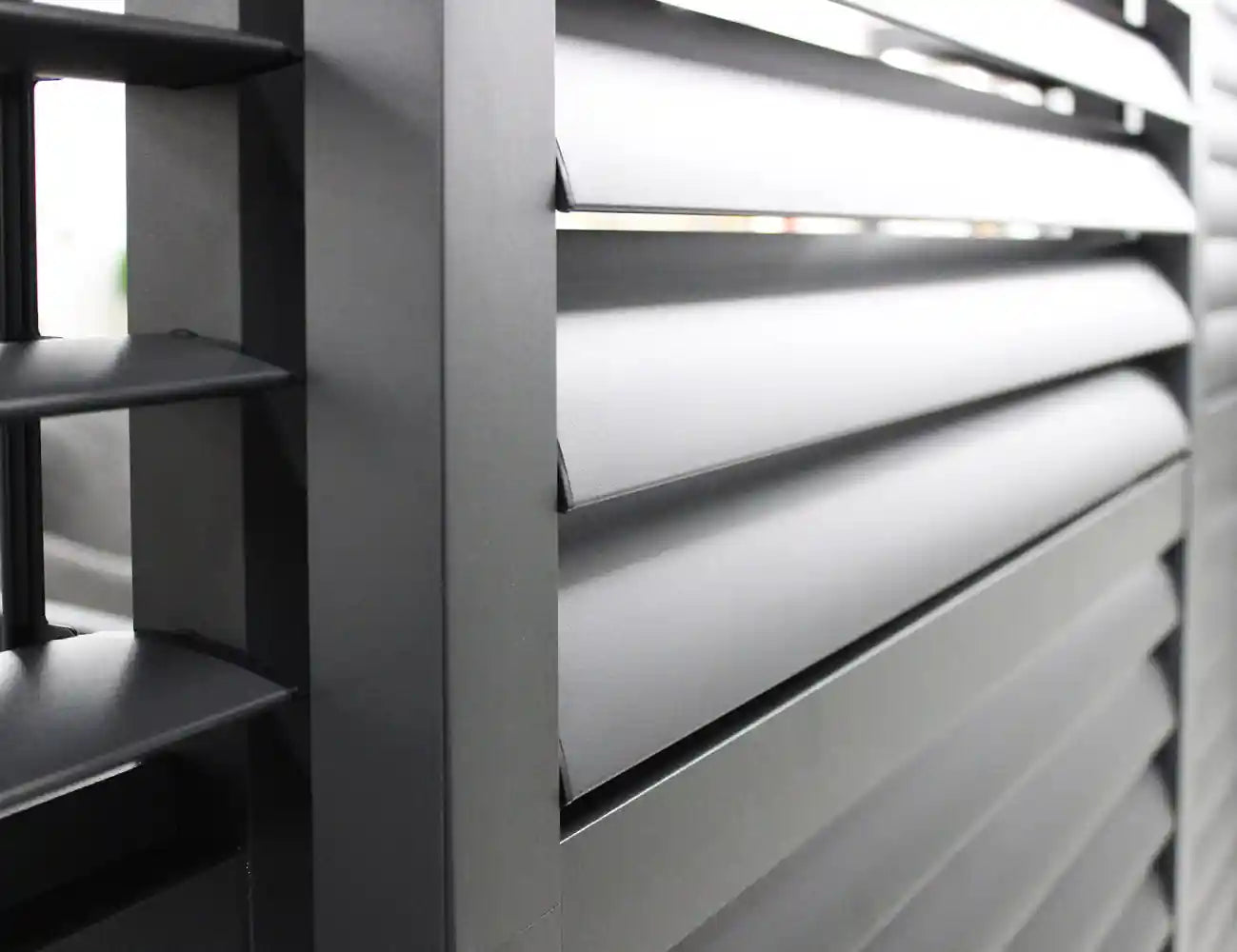 dettaglio alluminio e particolare delle lamelle del Laterale scorrevole in alluminio antracite per pergola bioclimatica 3 ante