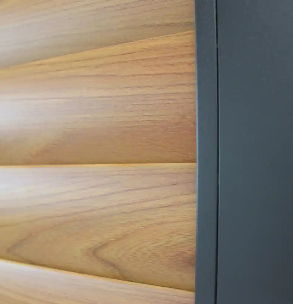 dettaglio del pannello laterale scorrevole con lamelle orizzontali in alluminio marrone per pergola bioclimatica lato 3m