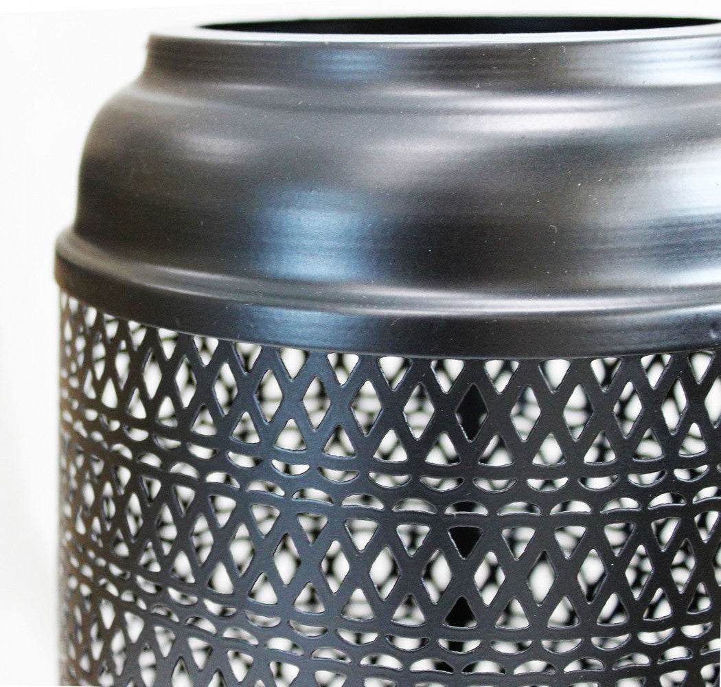 Dettaglio della struttura esterna in metallo e vetro della Lanterna Karen Grande