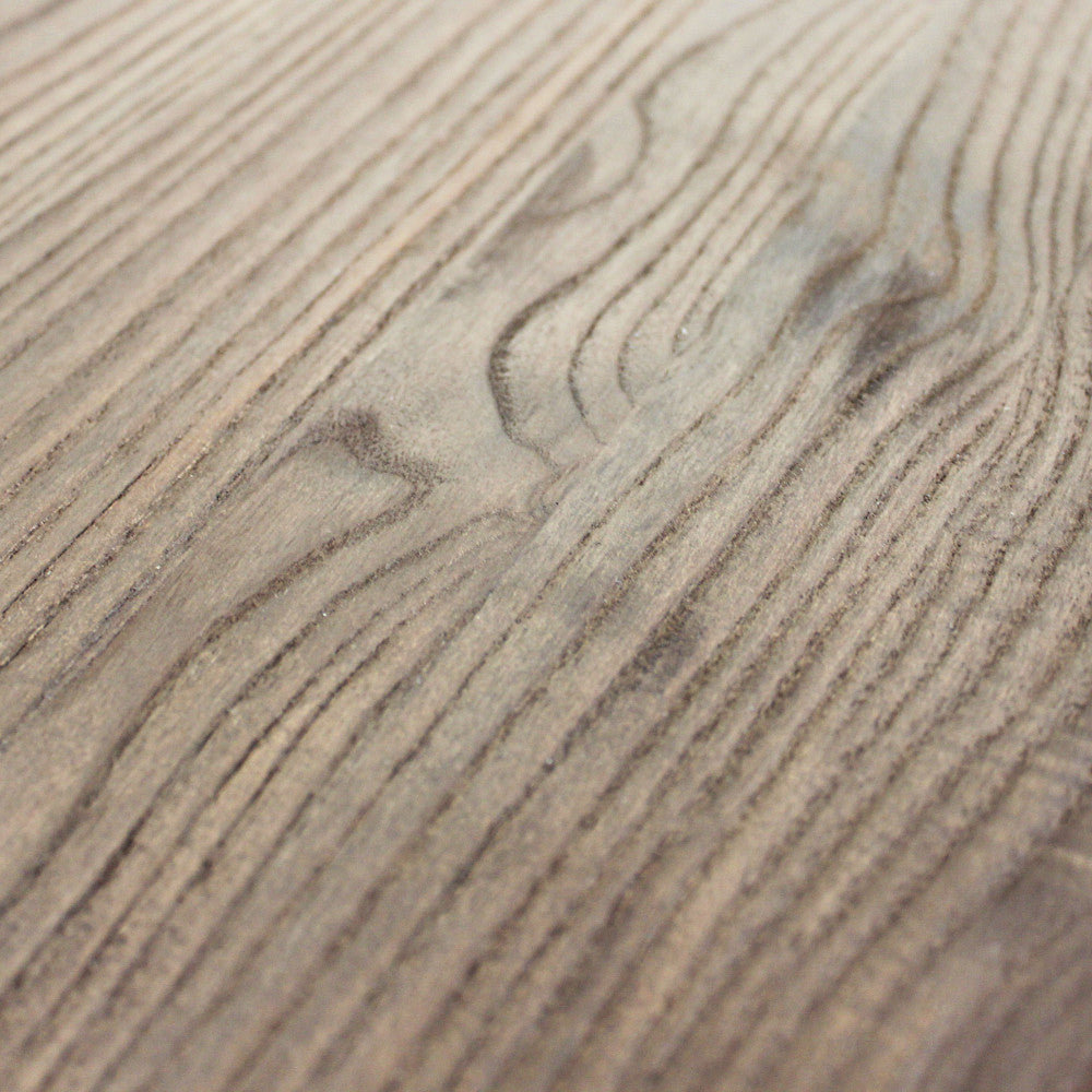 Dettaglio Legno del tavolino Pordoi quadrato, un complemento d'arredo versatile e funzionale per vari ambienti | Albert Stock