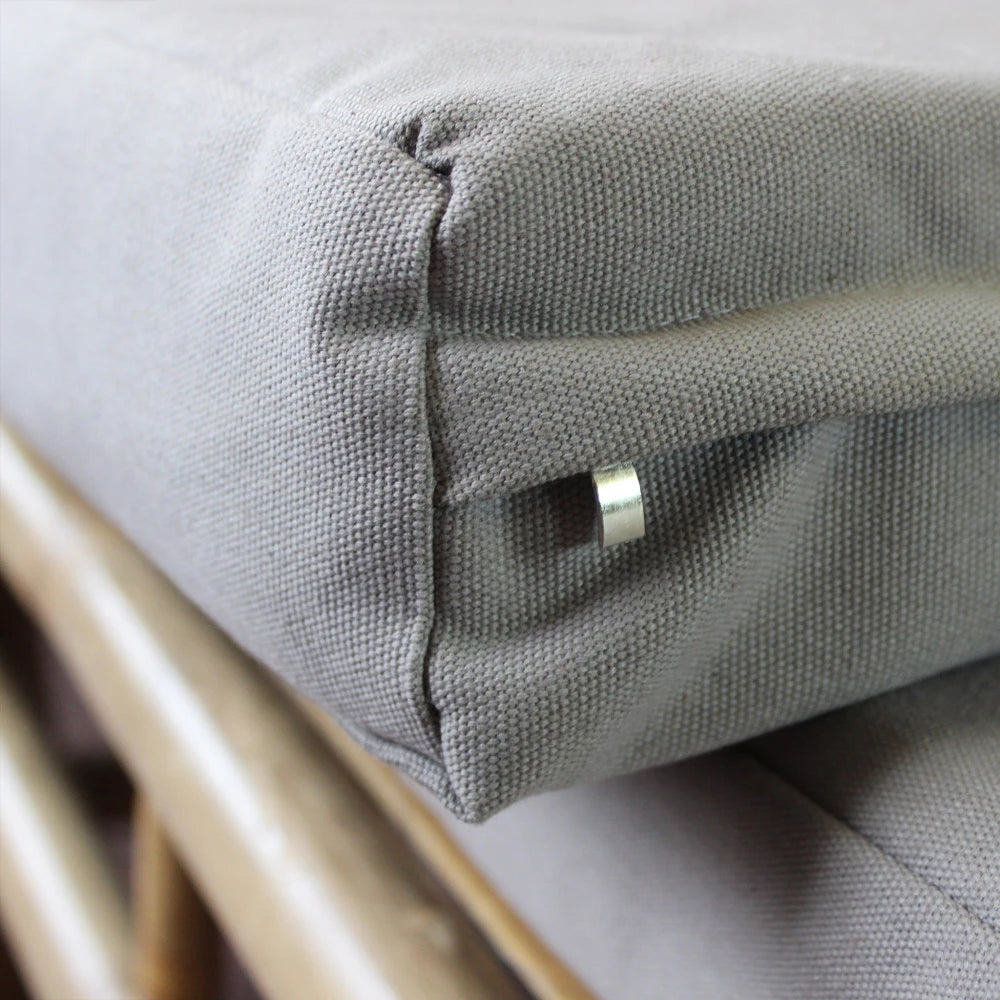 Primo piano della robusta struttura in legno di bamboo del Letto Affinity, che evidenzia la finitura e la trama.