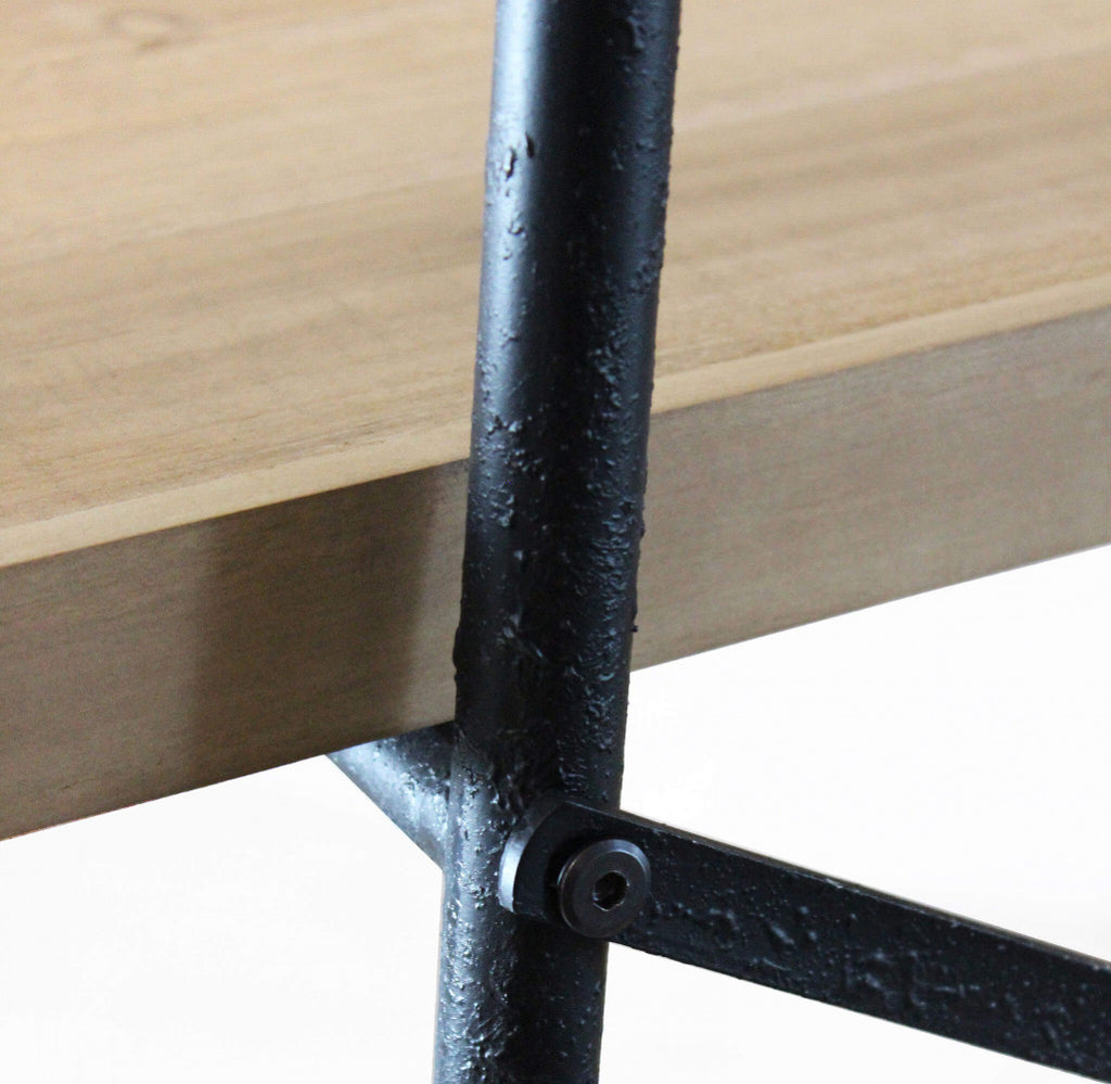 Dettaglio Libreria alta in legno e metallo Bennett con ampi ripiani per libri e oggetti decorativi | Albert Stock