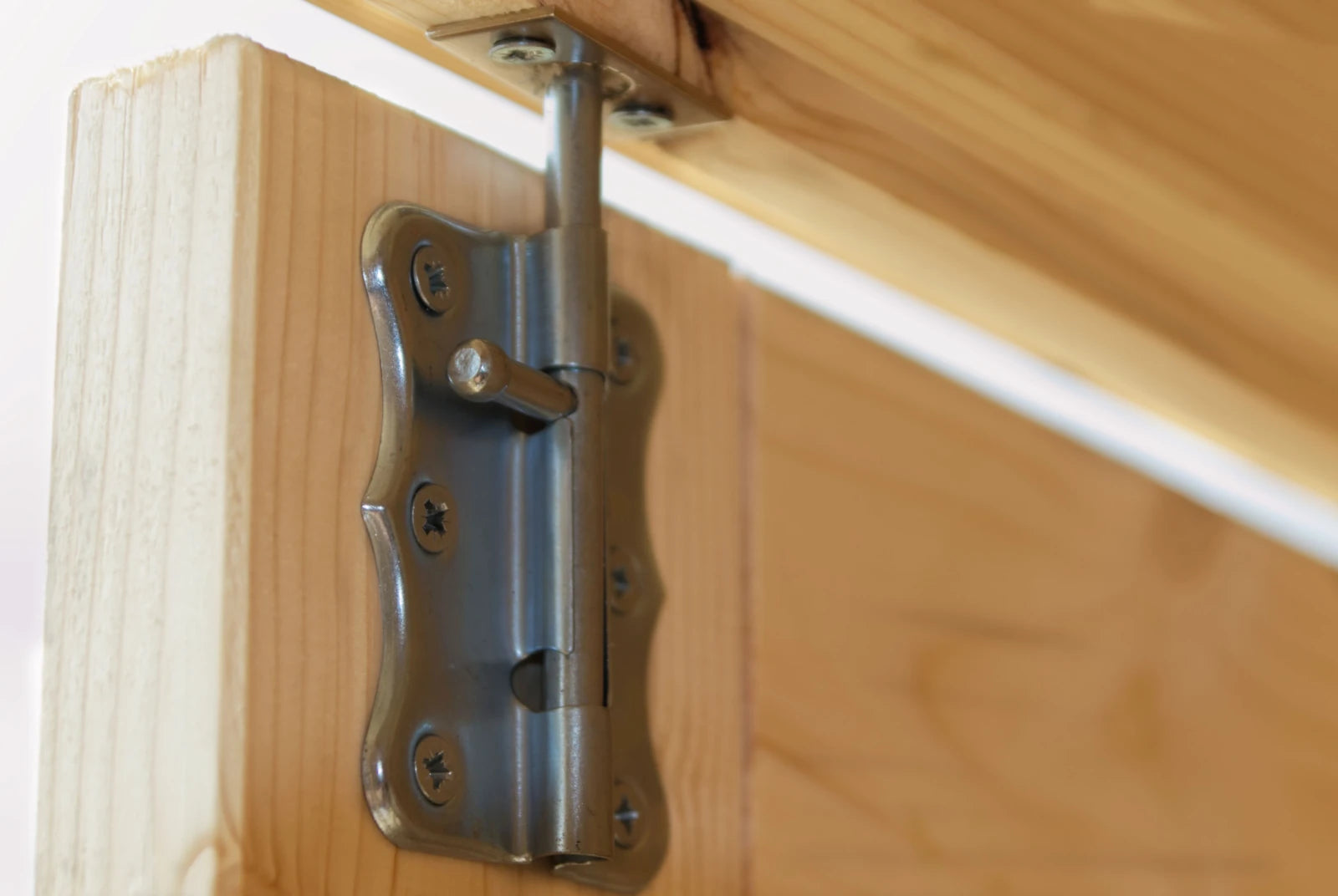 Primo piano del lucchetto, della texture e dello spessore delle pareti in legno di abete della casetta Astrid