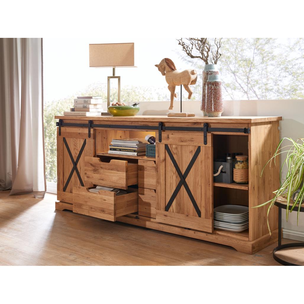 Primo piano del dettaglio delle ante scorrevoli e del caratteristico segno metallico a "X" sui frontali della madia Nyks III, che evidenzia la qualità artigianale | Albert Stock