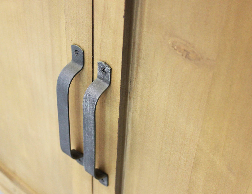 Dettaglio Maniglie Libreria Eugene alta e spaziosa, perfetta per organizzare libri e oggetti decorativi in soggiorno o studio | Albert Stock