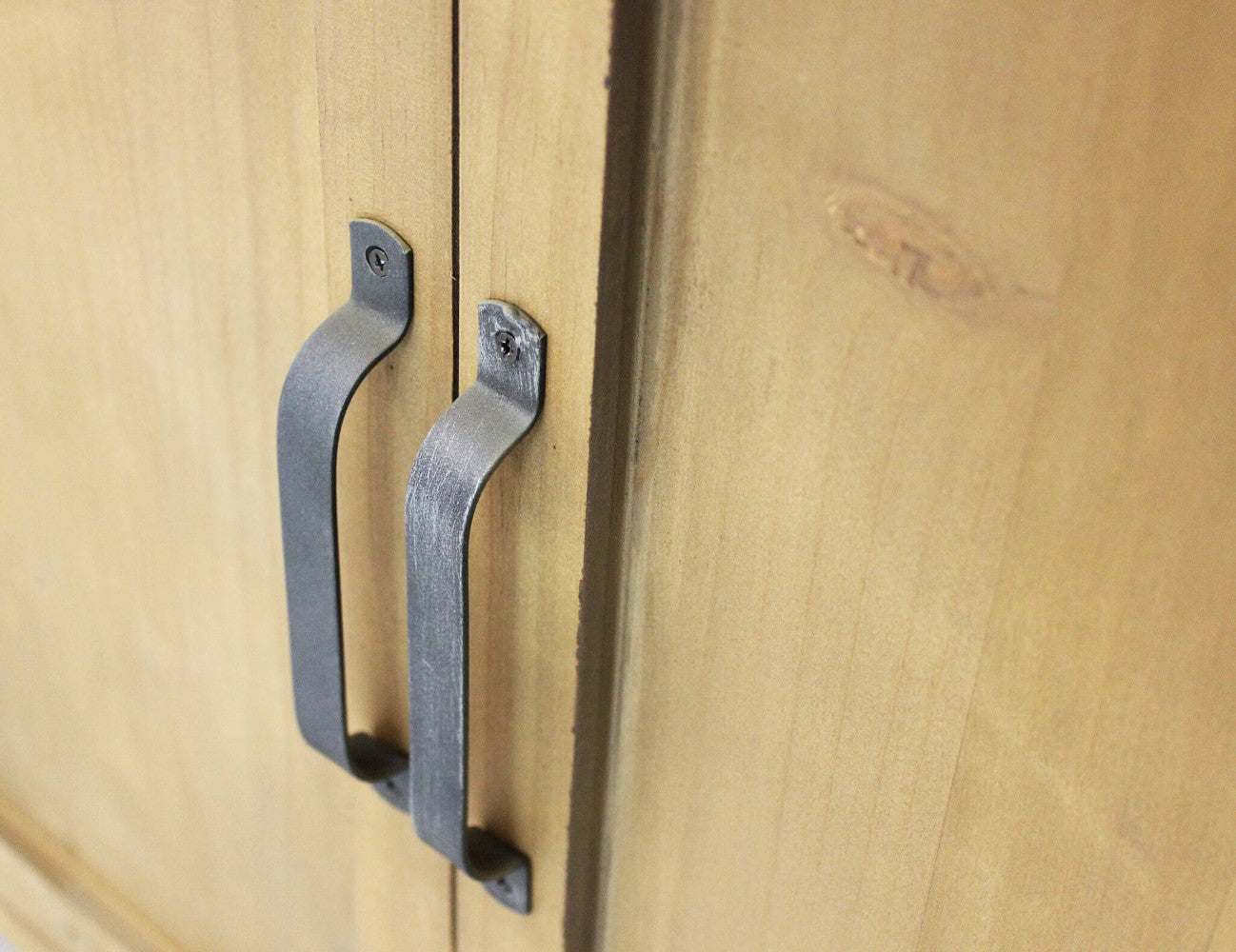 Dettaglio Maniglie Libreria Eugene alta e spaziosa, perfetta per organizzare libri e oggetti decorativi in soggiorno o studio | Albert Stock