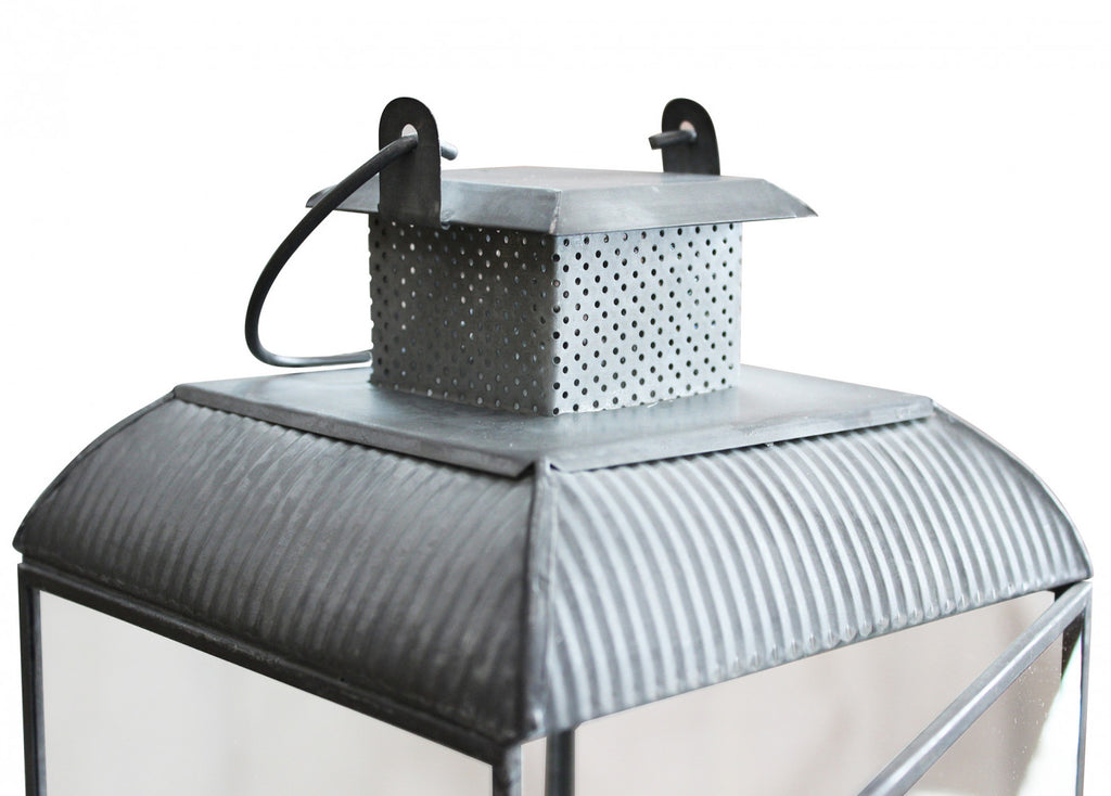 Primo piano sulla struttura in metallo e pannelli in vetro della Lanterna Kylie Grande.