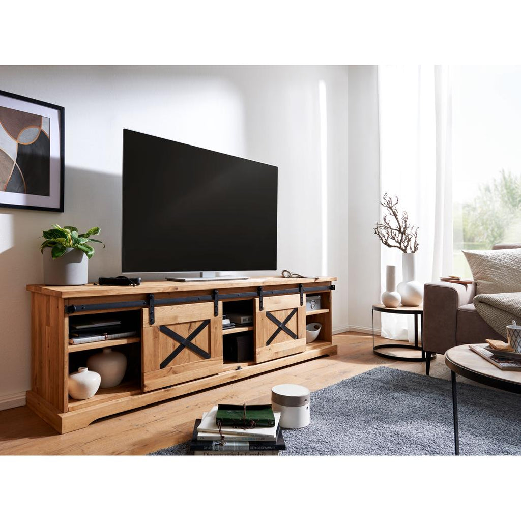 Primo piano del dettaglio delle ante scorrevoli e del caratteristico segno metallico a "X" sui frontali del mobile TV Nyks II, che evidenzia la qualità artigianale | Albert Stock