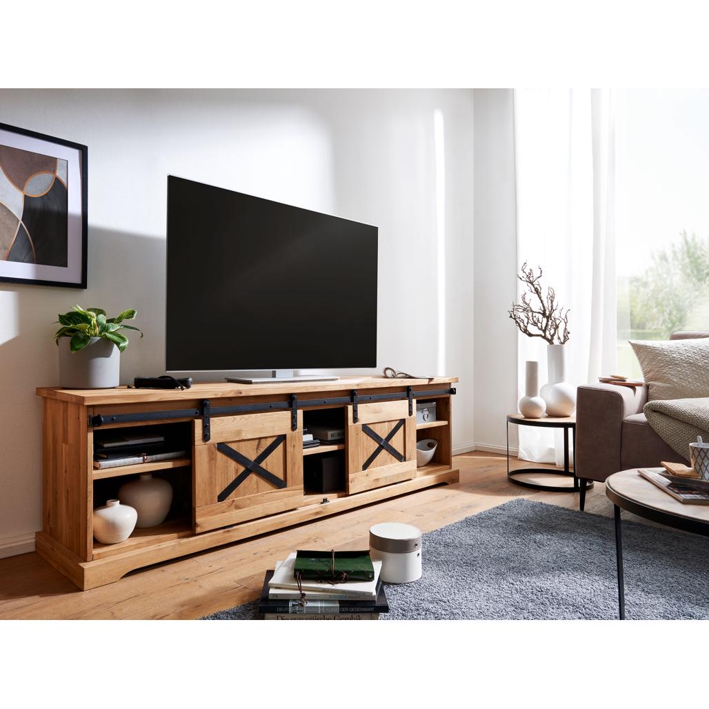 Primo piano del dettaglio delle ante scorrevoli e del caratteristico segno metallico a "X" sui frontali del mobile TV Nyks II, che evidenzia la qualità artigianale | Albert Stock