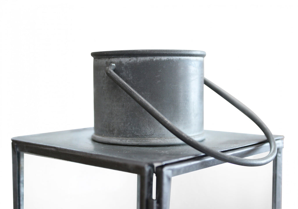 Dettaglio-parte-alta-Particolare della maniglia superiore e del profilo in metallo della Lanterna Kaylin Grande.