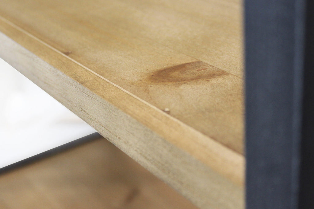 Dettaglio Piani Libreria Mobile Eugene in metallo nero e ripiani in legno marrone, stile industriale | Albert Stock