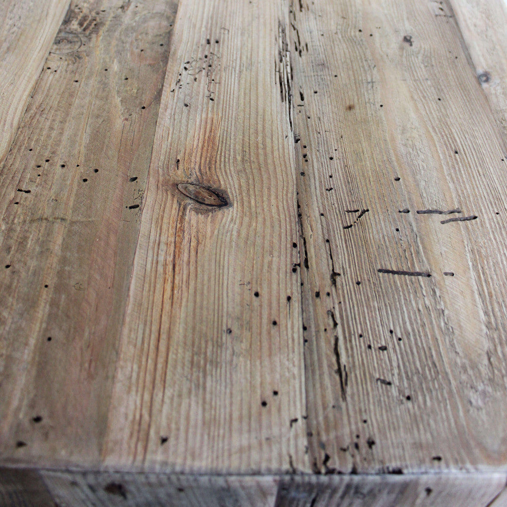 Dettaglio piano in legno del Porta TV Roger in pino riciclato colore marrone, con design compatto ed elegante, ideale per spazi contenuti nel soggiorno | Albert Stock