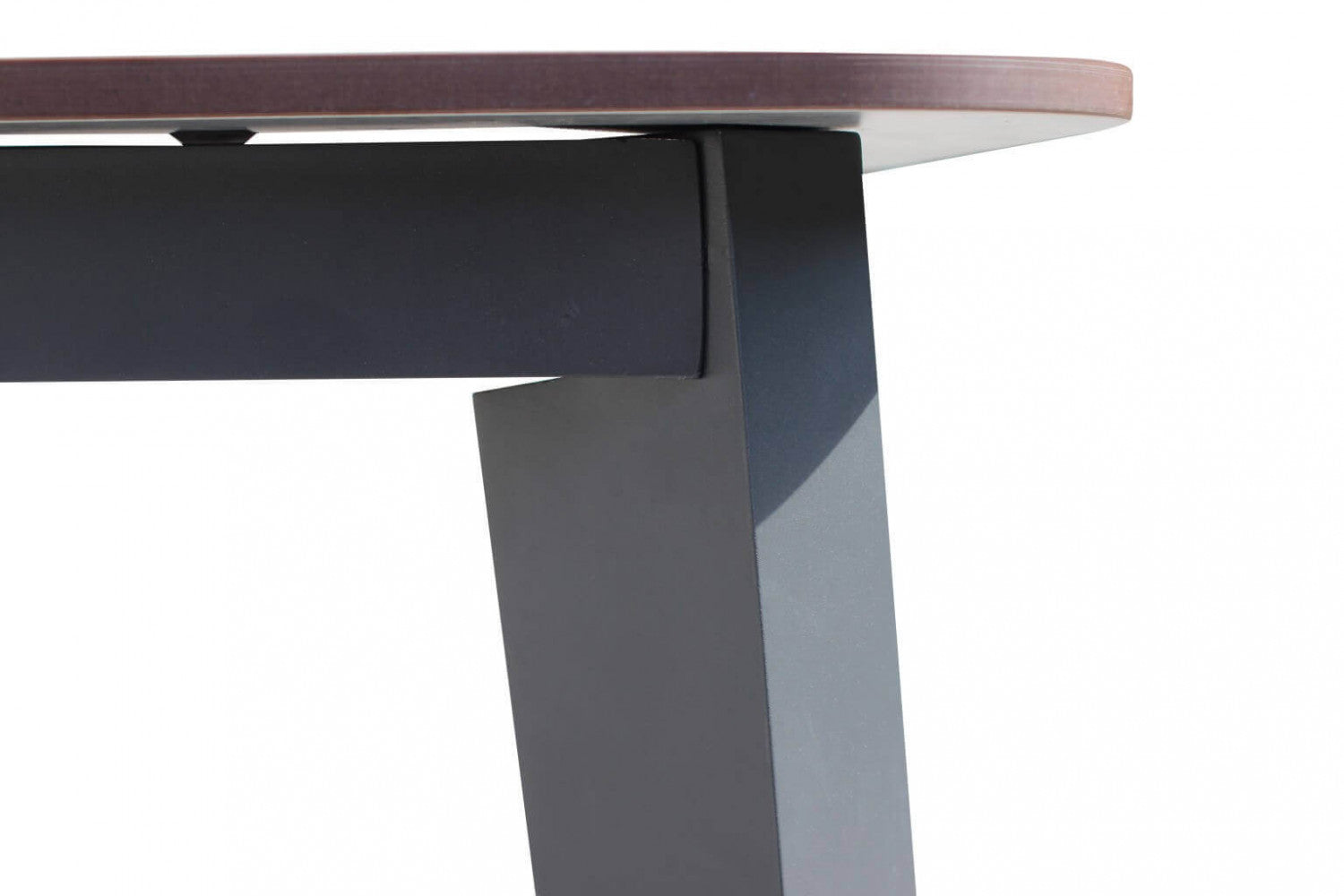 Dettaglio del piano in laminato HPL del Tavolo Cancun, che mostra la sua resistenza e la facilità di pulizia, ideale per l'uso esterno | Albert Stock