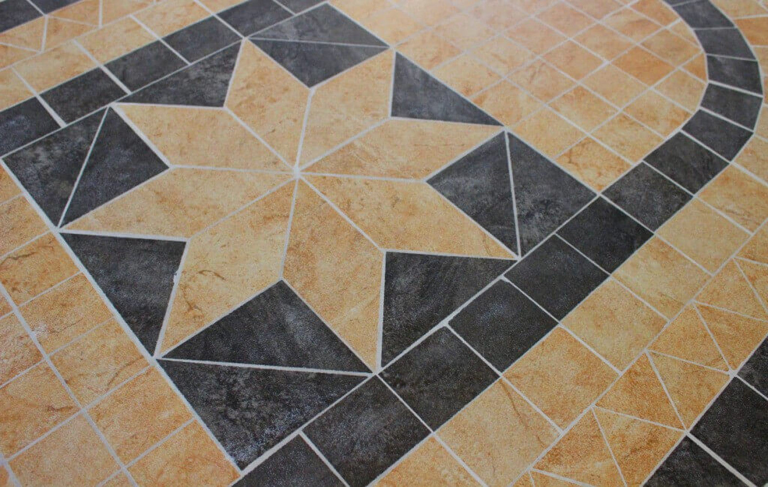 Dettaglio del piano a mosaico ovale del Tavolo Perse, che mostra la sua lavorazione artigianale e la robustezza dei materiali per l'uso esterno | Albert Stock