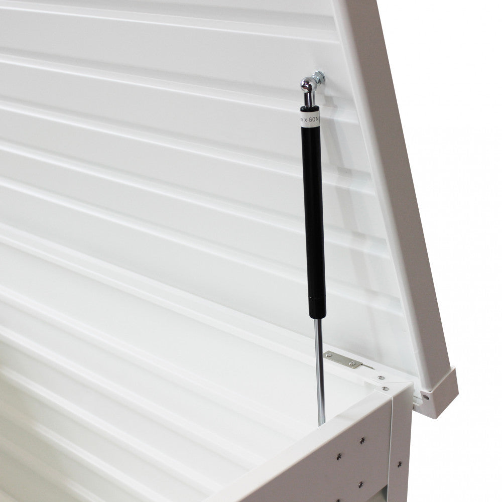 Dettaglio pistoni idraulici del Baule da esterno New Jersey 130 in alluminio verniciato antracite, situato su una terrazza moderna, con piante decorative accanto | Albert Stock