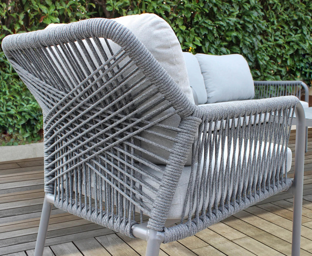 Primo piano della struttura di una poltrona del salotto Madeira, che evidenzia il design intrecciato dello schienale e dei braccioli