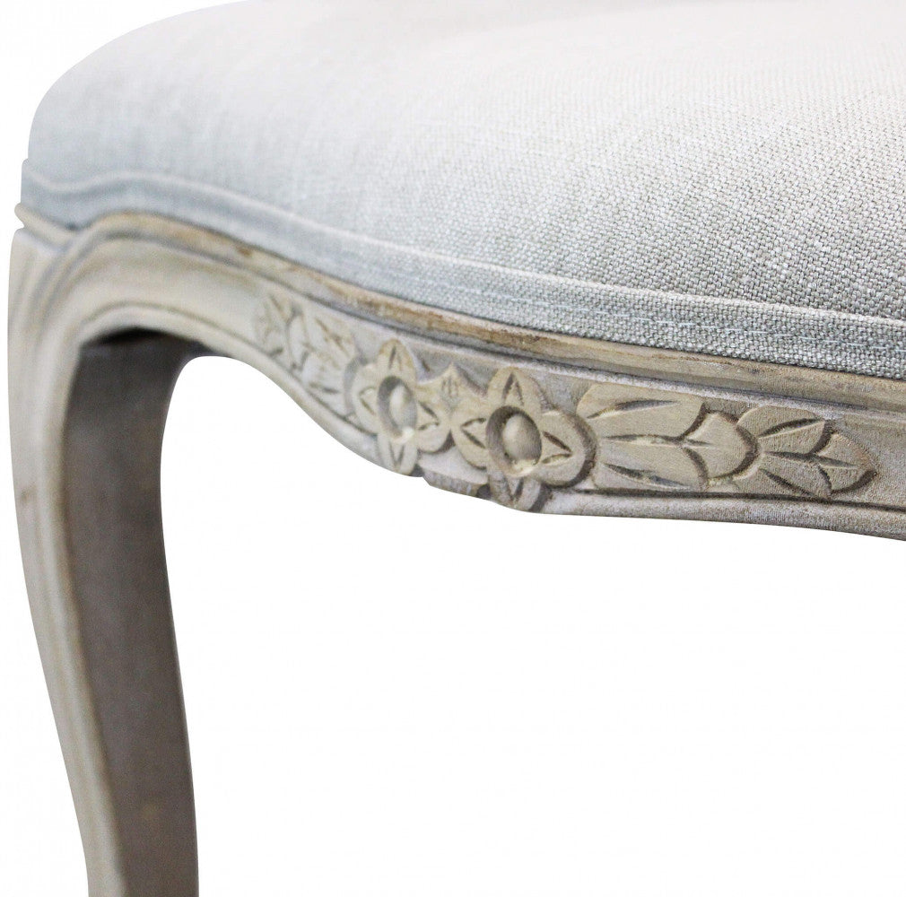 Dettaglio Poltrona Romy Grigia in un angolo lettura moderno con lampada da terra.