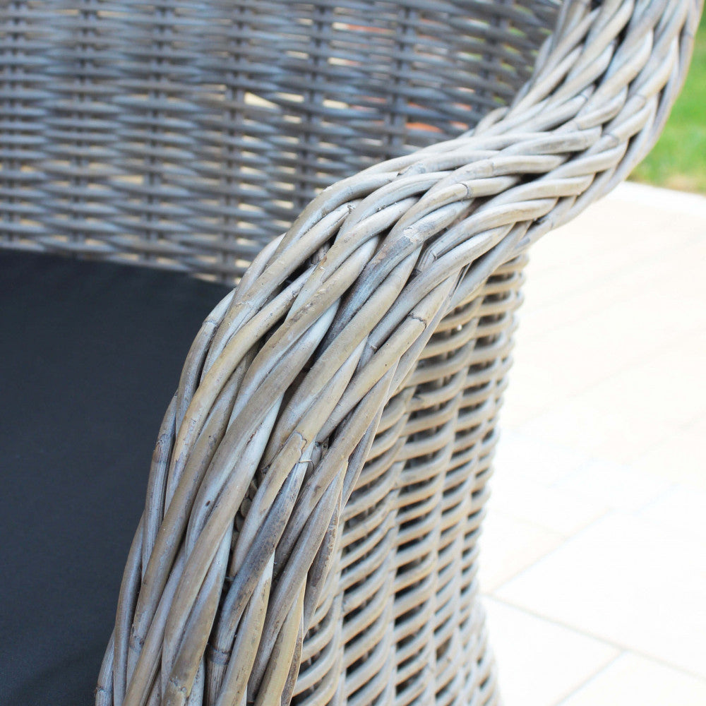 Primo piano della struttura in kubu rattan di una poltrona del salotto Mawi, che evidenzia la finitura e la trama naturale.