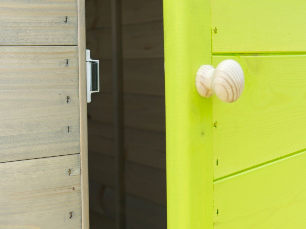 Primo piano della porta che conduce alla casetta su palafitta Bamby