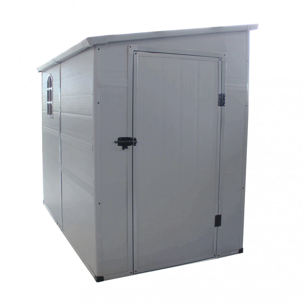 Primo piano della porta e della maniglia della Casetta Hause, che mostra la texture del materiale plastico resistente alle intemperie | Albert Stock