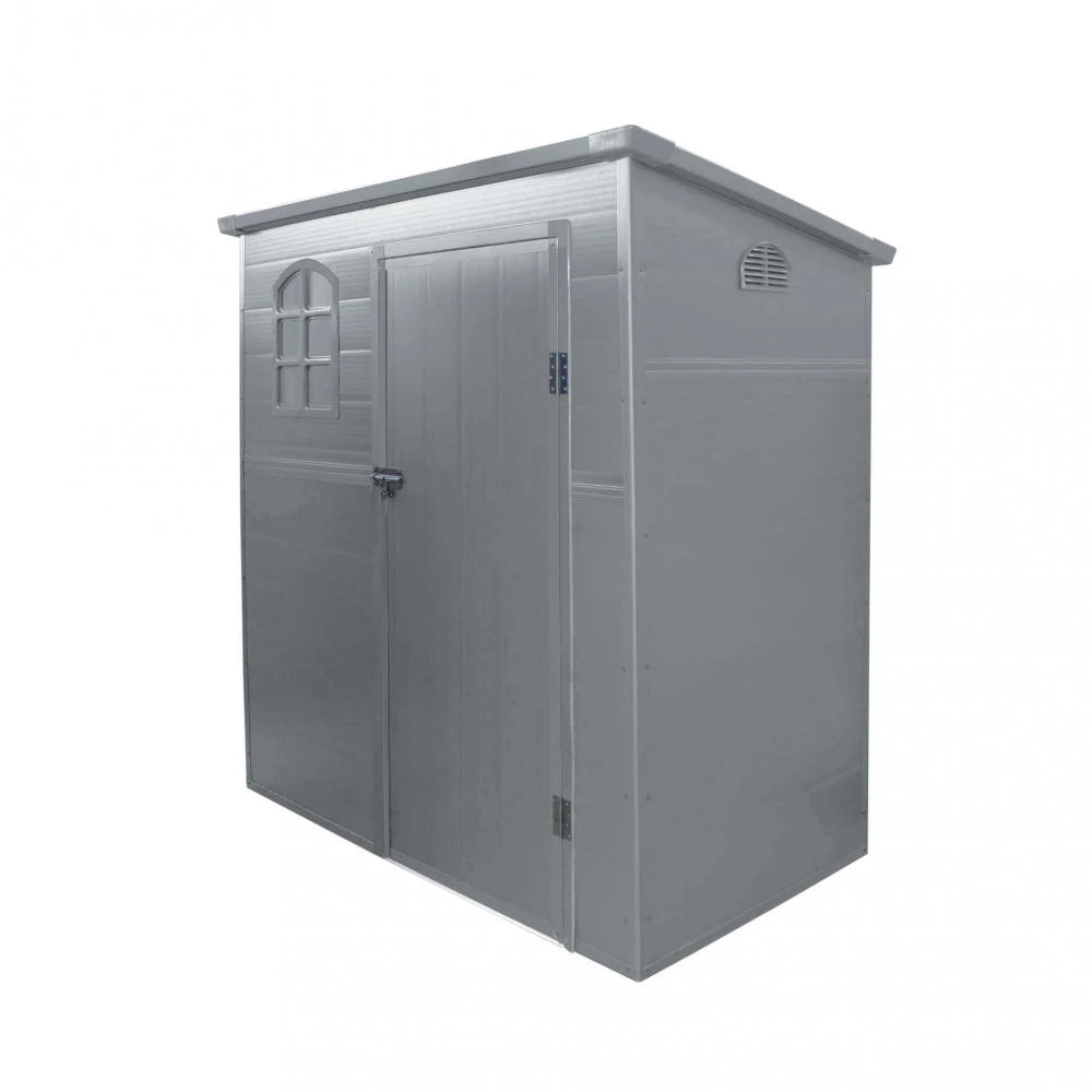 Primo piano della porta e della maniglia della Casetta Maison, che mostra la texture del materiale plastico resistente alle intemperie | Albert Stock