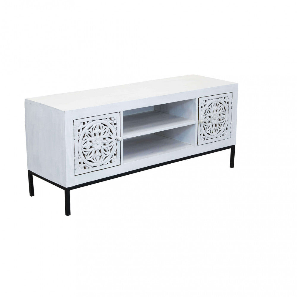 Primo piano delle due ante e dei due ripiani del Porta TV Clifford, che mostrano il decoro sbiancato del legno e la robusta finitura del ferro | Albert Stock