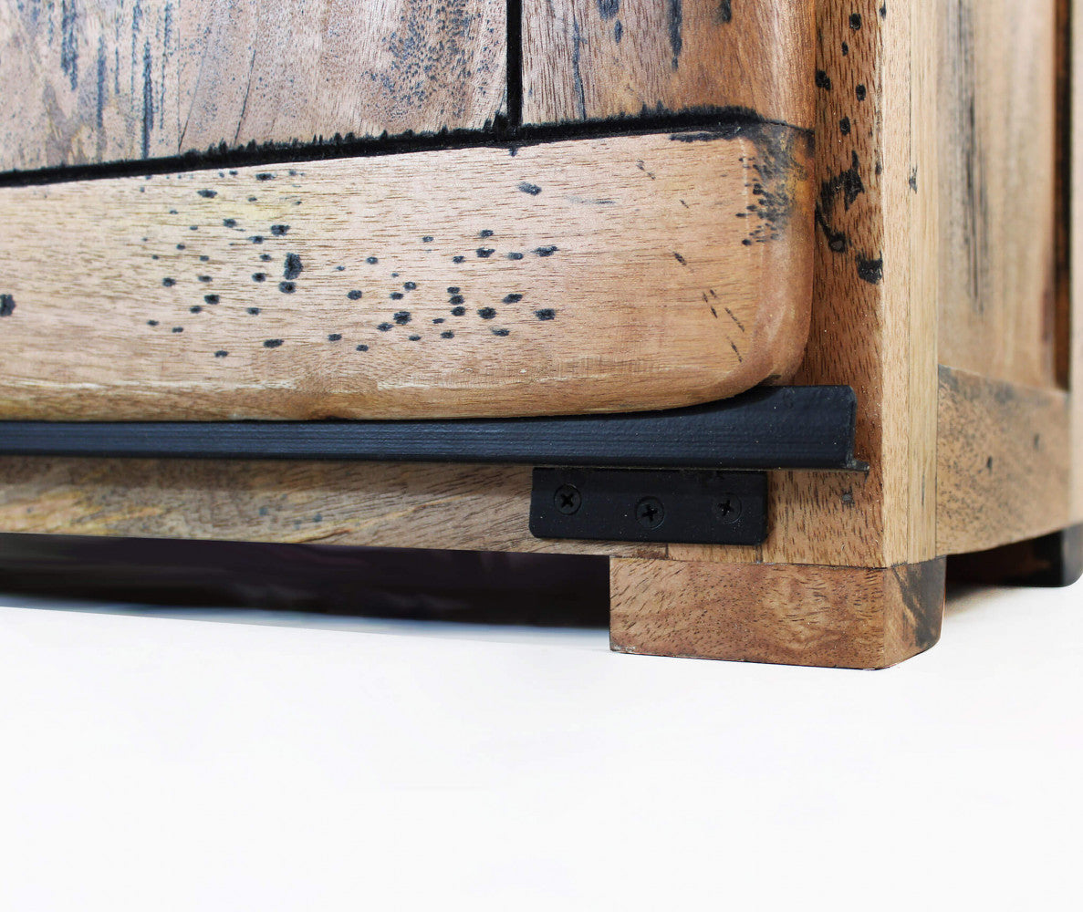 Primo piano guida dell'anta scorrevole e dei ripiani interni del Porta TV Vaughan, che mostrano la texture naturale del legno e la funzionalità | Albert Stock