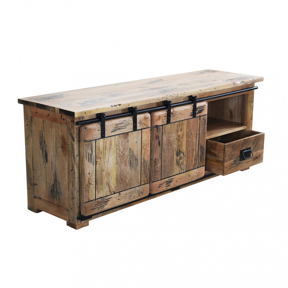 Primo piano delle due ante scorrevoli, dei cassetti e del ripiano del Porta TV Weldon, che mostrano la texture naturale del legno e la capacità contenitiva | Albert Stock